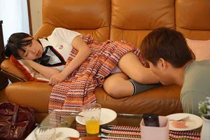Chàng trai trộm nhìn quần lót bồ người tình đang ngủ thì bị phát hiện