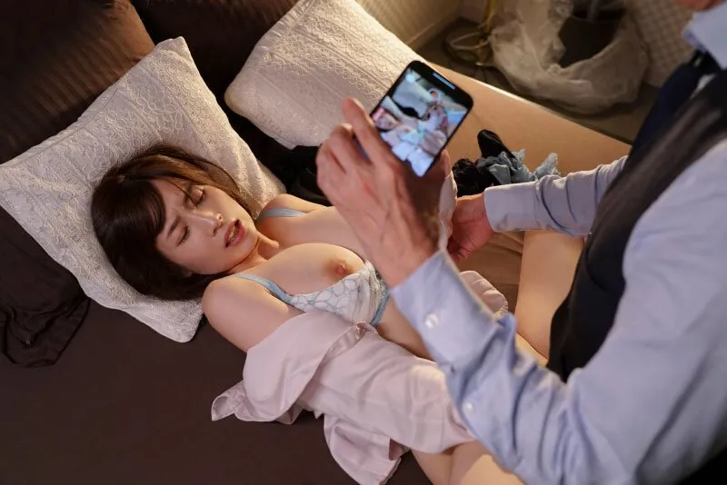 Cấp trên chuốc thuốc em thư ký bắt xoạc cả đêm khi đi công tác xa